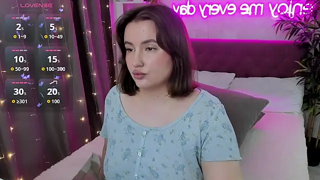 Snapshot of FeralPeach chatting on October 5, 2025, 4:55 am FeralPeach online show from October 5, 2025, 4:55 am