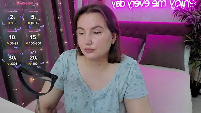 Snapshot of FeralPeach chatting on October 9, 2025, 4:21 am FeralPeach online show from October 9, 2025, 4:21 am