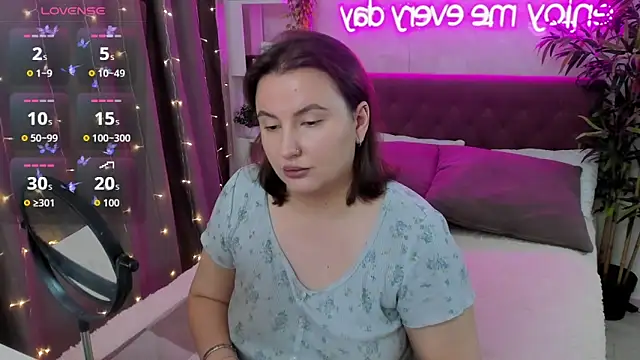 Snapshot of FeralPeach chatting on October 10, 2025, 5:06 am FeralPeach online show from October 10, 2025, 5:06 am