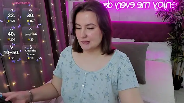 Snapshot of FeralPeach chatting on October 15, 2025, 5:29 am FeralPeach online show from October 15, 2025, 5:29 am