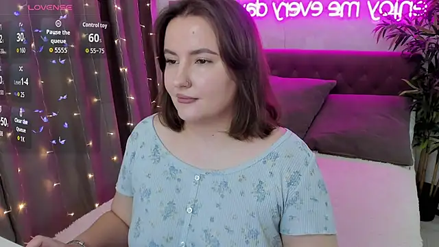 Snapshot of FeralPeach chatting on October 18, 2025, 5:10 am FeralPeach online show from October 18, 2025, 5:10 am