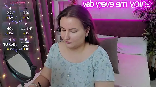 Snapshot of FeralPeach chatting on October 19, 2025, 4:24 am FeralPeach online show from October 19, 2025, 4:24 am