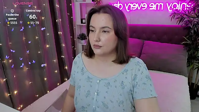 Snapshot of FeralPeach chatting on October 23, 2025, 4:56 am FeralPeach online show from October 23, 2025, 4:56 am