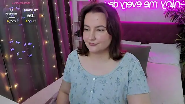 Snapshot of FeralPeach chatting on October 24, 2025, 5:37 am FeralPeach online show from October 24, 2025, 5:37 am