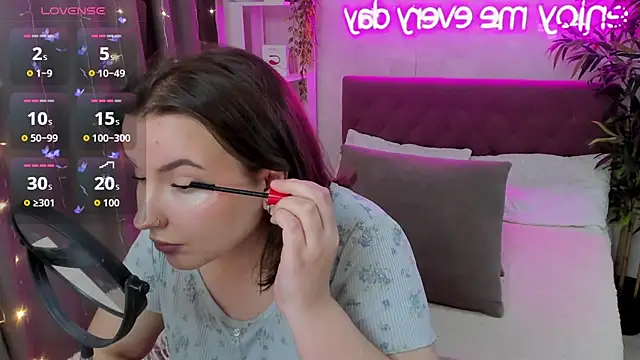 Snapshot of FeralPeach chatting on October 25, 2025, 5:04 am FeralPeach online show from October 25, 2025, 5:04 am