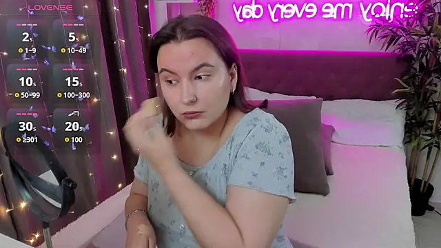 Snapshot of FeralPeach chatting on October 26, 2025, 5:13 am FeralPeach online show from October 26, 2025, 5:13 am