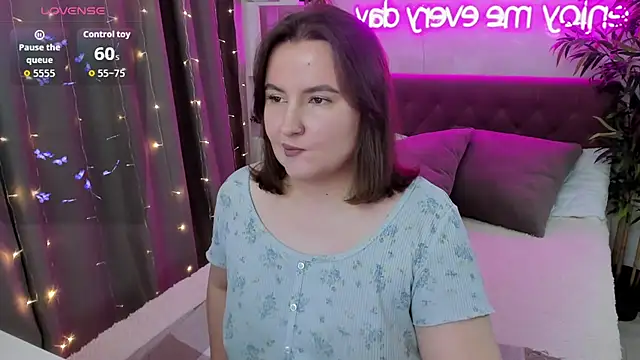 Snapshot of FeralPeach chatting on October 29, 2025, 6:37 am FeralPeach online show from October 29, 2025, 6:37 am