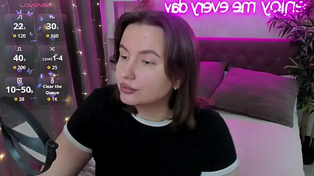 Snapshot of FeralPeach chatting on November 5, 2025, 6:57 am FeralPeach online show from November 5, 2025, 6:57 am