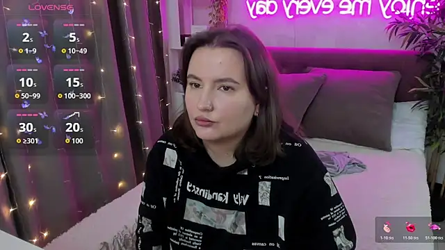 Snapshot of FeralPeach chatting on November 7, 2025, 4:34 am FeralPeach online show from November 7, 2025, 4:34 am