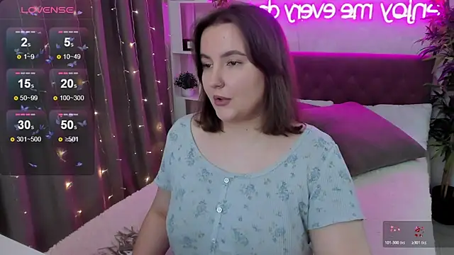 Snapshot of FeralPeach chatting on November 9, 2025, 4:33 am FeralPeach online show from November 9, 2025, 4:33 am