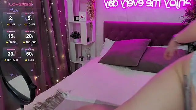 Snapshot of FeralPeach chatting on November 13, 2025, 4:33 am FeralPeach online show from November 13, 2025, 4:33 am