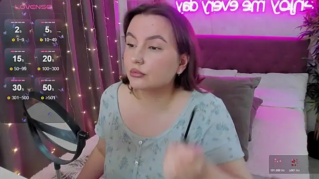 Snapshot of FeralPeach chatting on November 15, 2025, 5:05 am FeralPeach online show from November 15, 2025, 5:05 am