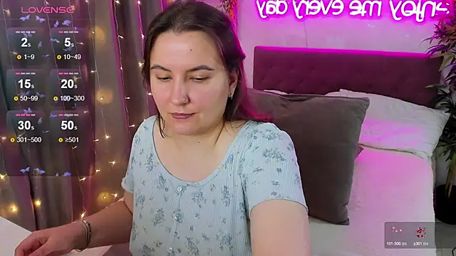 Snapshot of FeralPeach chatting on November 19, 2025, 4:34 am FeralPeach online show from November 19, 2025, 4:34 am