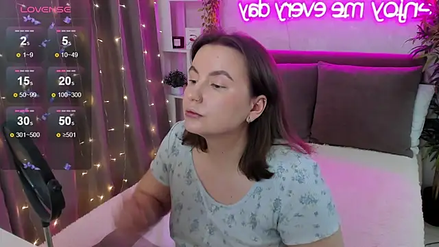 Snapshot of FeralPeach chatting on November 21, 2025, 5:06 am FeralPeach online show from November 21, 2025, 5:06 am