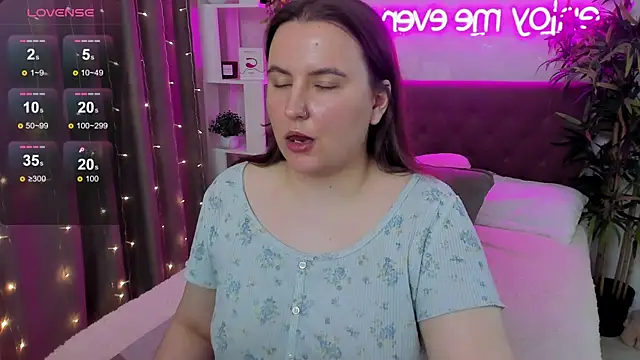 Snapshot of FeralPeach chatting on May 20, 2026, 6:52 am FeralPeach online show from May 20, 2026, 6:52 am