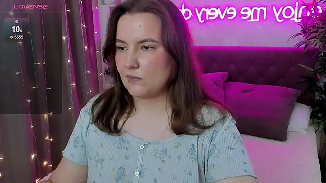 Snapshot of FeralPeach chatting on June 14, 2026, 8:49 am FeralPeach online show from June 14, 2026, 8:49 am