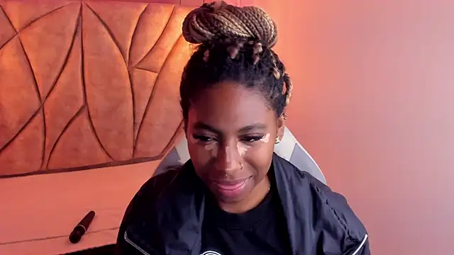 Snapshot of Queen_perla_ chatting on January 19, 2025, 11:56 am Queen perla online show from January 19, 2025, 11:56 am