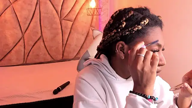 Snapshot of Queen_perla_ chatting on January 20, 2025, 11:45 am Queen perla online show from January 20, 2025, 11:45 am