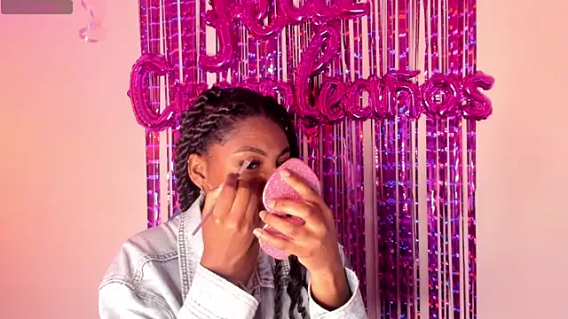 Snapshot of Queen_perla_ chatting on October 18, 2025, 12:28 pm Queen perla online show from October 18, 2025, 12:28 pm