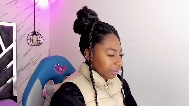 Snapshot of Queen_perla_ chatting on November 10, 2025, 12:04 pm Queen perla online show from November 10, 2025, 12:04 pm