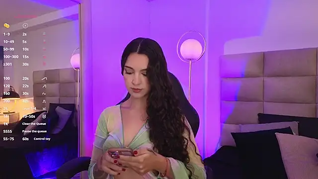 mssjulia online show from December 13, 2024, 8:37 pm