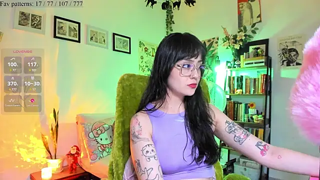 Conlosmichis online show from December 22, 2025, 11:02 pm