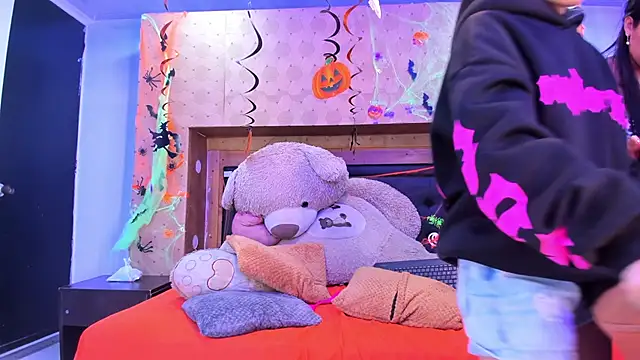 Snapshot of SofiAndNicol chatting on October 29, 2025, 10:50 am SofiAndNicol online show from October 29, 2025, 10:50 am