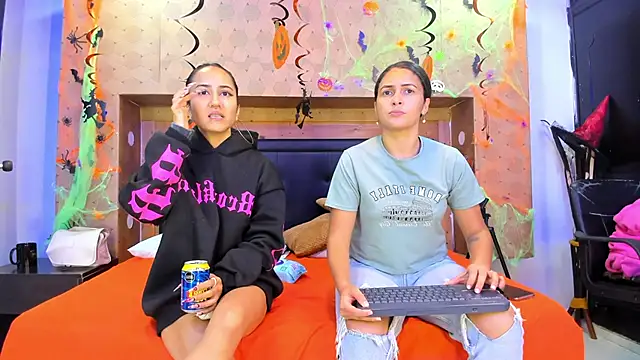 Snapshot of SofiAndNicol chatting on October 30, 2025, 11:00 am SofiAndNicol online show from October 30, 2025, 11:00 am