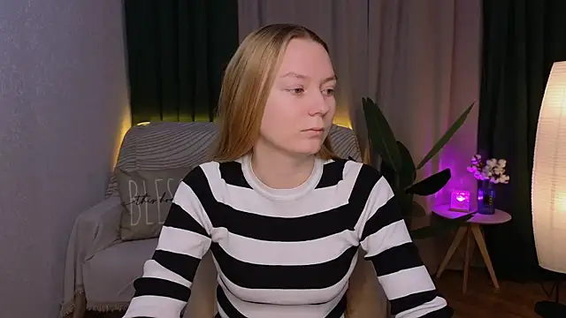 Snapshot of CarolynCohen__ chatting on December 5, 2024, 1:47 am CarolynCohen online show from December 5, 2024, 1:47 am