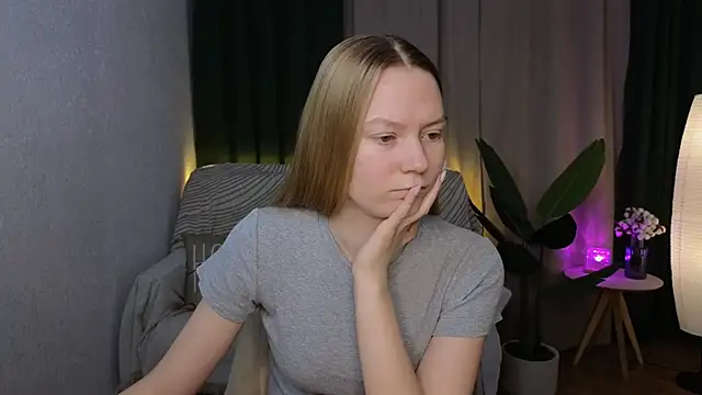 Snapshot of CarolynCohen__ chatting on February 18, 2025, 2:05 am CarolynCohen online show from February 18, 2025, 2:05 am