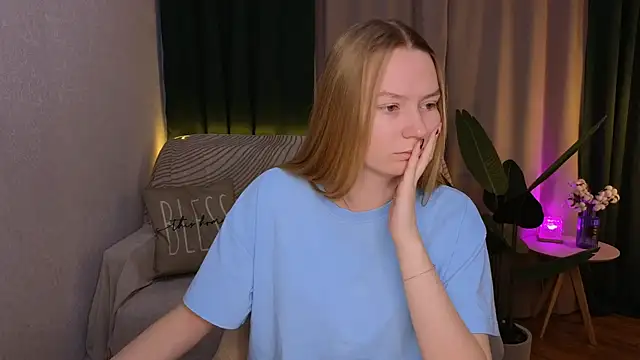 Snapshot of CarolynCohen__ chatting on March 9, 2025, 1:56 am CarolynCohen online show from March 9, 2025, 1:56 am