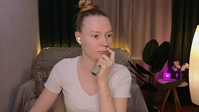 Snapshot of CarolynCohen__ chatting on March 22, 2025, 5:17 am CarolynCohen online show from March 22, 2025, 5:17 am