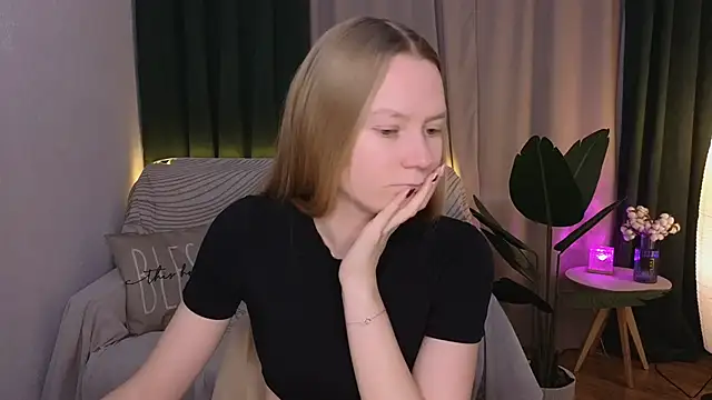 Snapshot of CarolynCohen__ chatting on March 23, 2025, 1:53 am CarolynCohen online show from March 23, 2025, 1:53 am