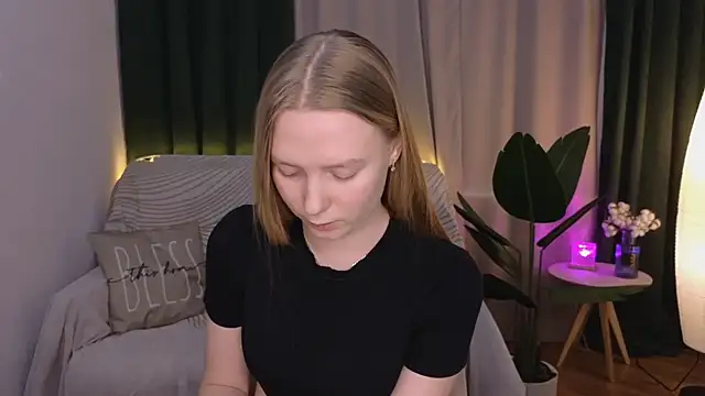 Snapshot of CarolynCohen__ chatting on March 23, 2025, 8:04 am CarolynCohen online show from March 23, 2025, 8:04 am