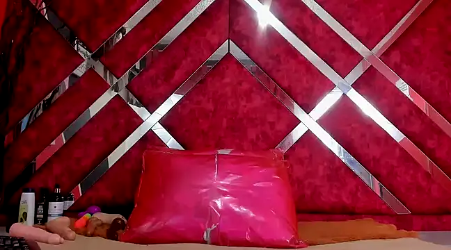 Snapshot of Scarlett_Hot5 chatting on March 9, 2025, 5:06 pm Scarlett Hot5 online show from March 9, 2025, 5:06 pm