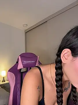 Snapshot of Hips_hannah chatting on October 19, 2025, 6:41 pm Hips hannah online show from October 19, 2025, 6:41 pm