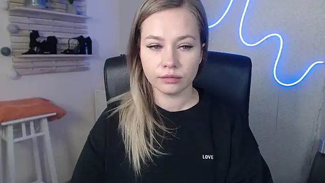 holly xglam online show from December 9, 2024, 6:34 am