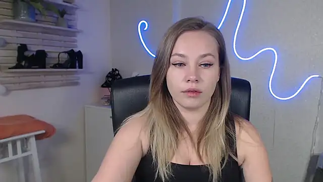 holly xglam online show from December 11, 2024, 8:18 pm