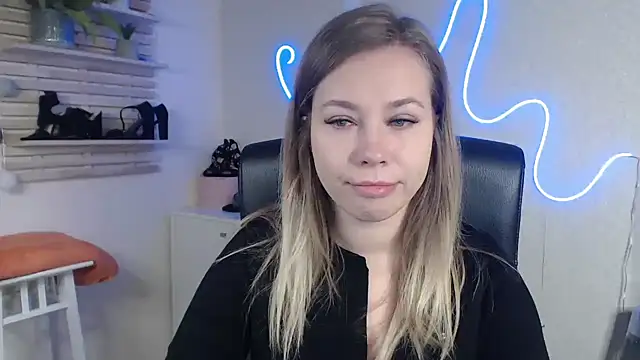 holly xglam online show from December 13, 2024, 6:31 am