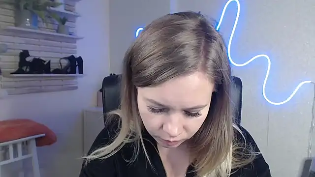 holly xglam online show from December 16, 2024, 10:40 am