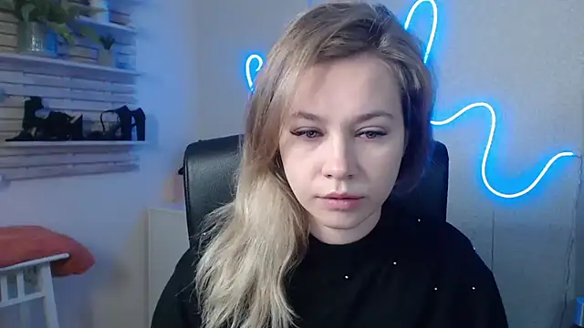 holly xglam online show from December 18, 2024, 4:31 am