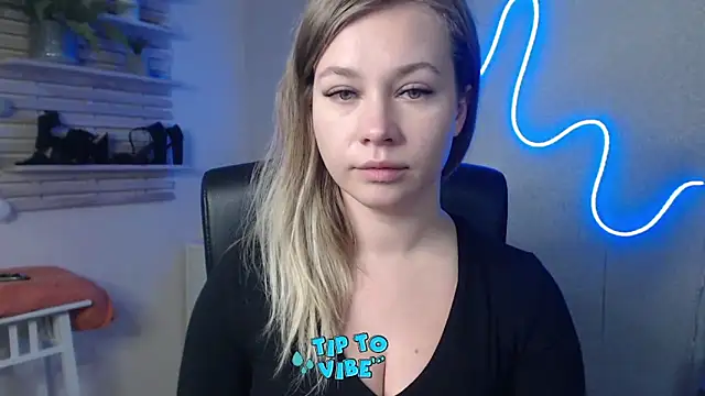 holly xglam online show from December 19, 2024, 9:40 am