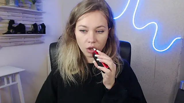 holly xglam online show from January 30, 2025, 5:30 am