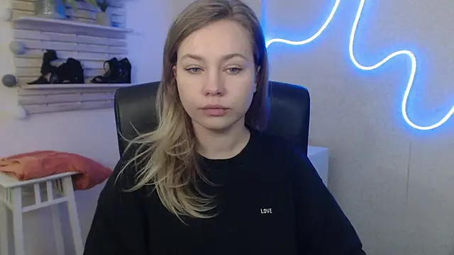 holly xglam online show from February 6, 2025, 4:42 am