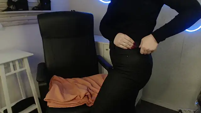 holly xglam online show from February 10, 2025, 4:41 am