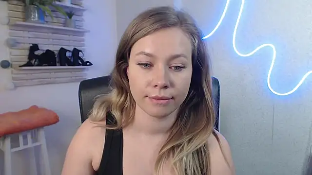 holly xglam online show from February 26, 2025, 6:37 am