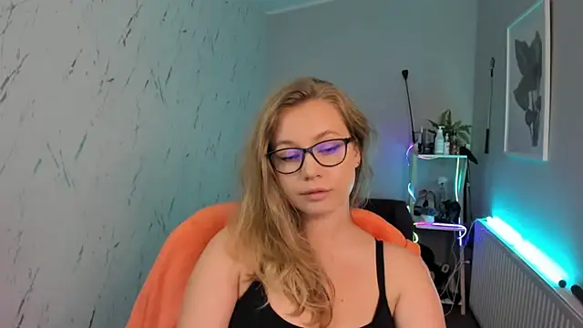 holly xglam online show from September 23, 2025, 5:27 pm