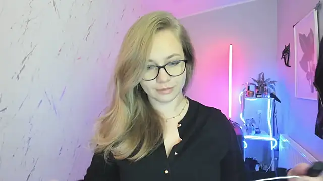 holly xglam online show from October 21, 2025, 5:46 pm