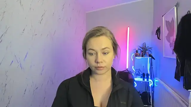 holly xglam online show from November 4, 2025, 7:24 pm