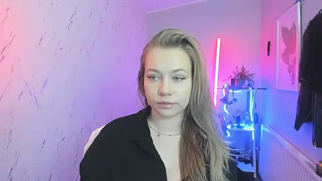 holly xglam online show from November 24, 2025, 8:19 pm